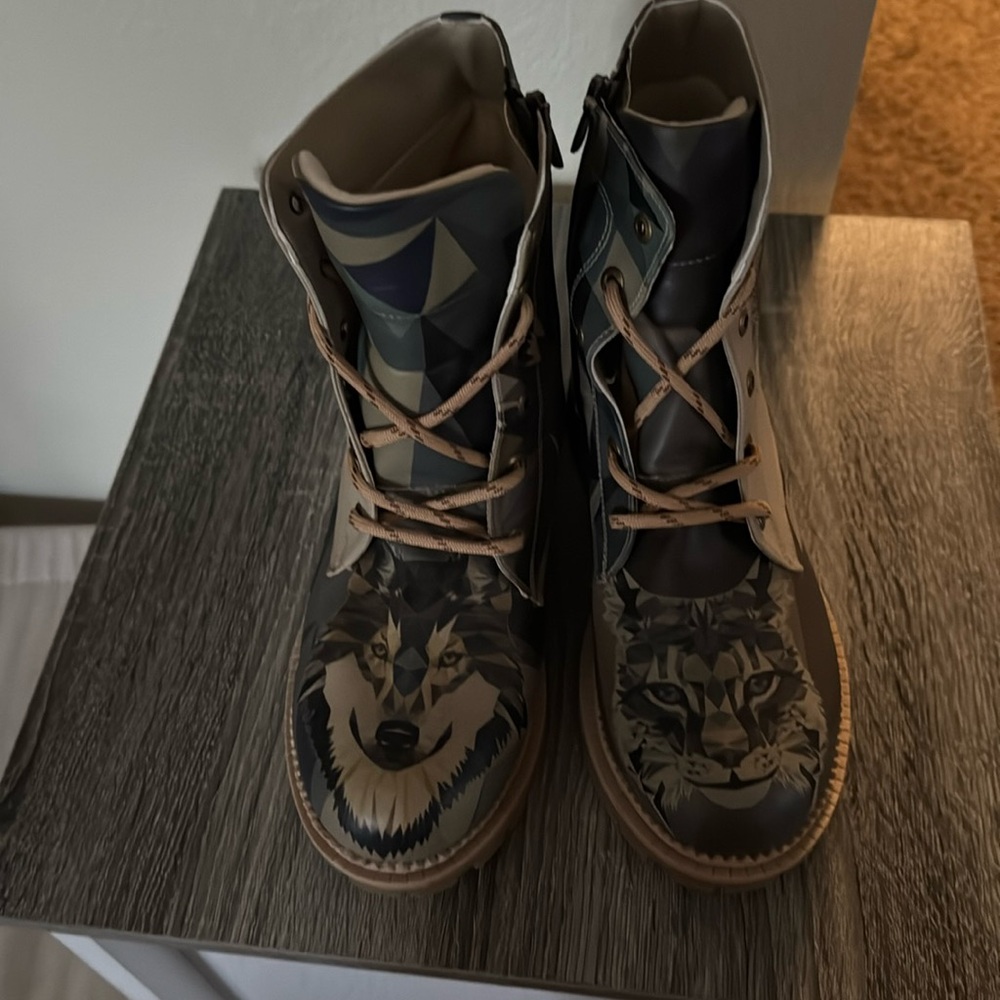 Brand new women’s size 9 wolf cat bots